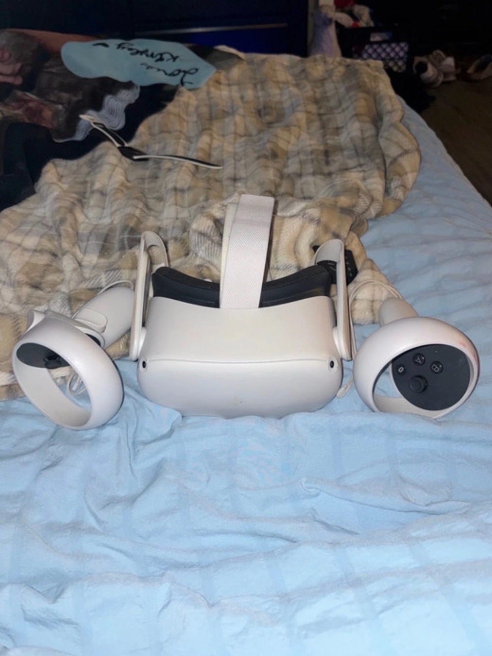 Oculus White Standalone VR Headset with White Controllers